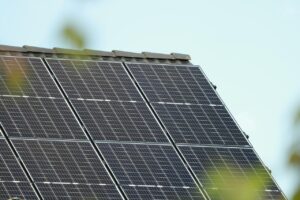 découvrez les avantages des panneaux solaires : une solution écologique et économique pour produire votre propre énergie renouvelable à domicile. comparez les différents types et trouvez le système adapté à vos besoins.